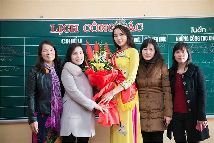 Trong buổi giao lưu rất nhiều bạn học sinh đã đặt câu hỏi cho tân hoa hậu về các vấn đề như nỗ lực giảm cân, những dự định của cô sau khi đăng quang, bí quyết để đạt điểm cao vào trường Đại học ngoại thương...