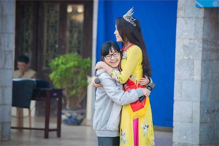 Đặc biệt, tân hoa hậu còn gửi tặng tới các bạn học sinh bản hit 'Hoang mang' của Hồ Quỳnh Hương mà cô từng cover và gây sốt khi được đăng tải trên các mạng xã hội thời gian vừa qua.