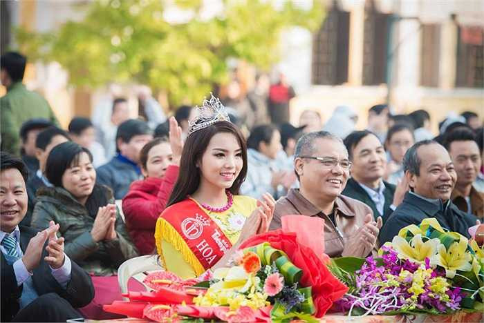 Sau khi rời khỏi trường Lê Hồng Phong, Hoa hậu tiếp tục tới thăm các thầy cô và học sinh trường cấp hai Trần Đăng Ninh nơi cô từng có thời gian 4 năm theo học thời thơ ấu. 