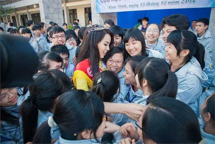 Ngắm tân Hoa hậu Việt Nam 2014 rạng rỡ về trường.