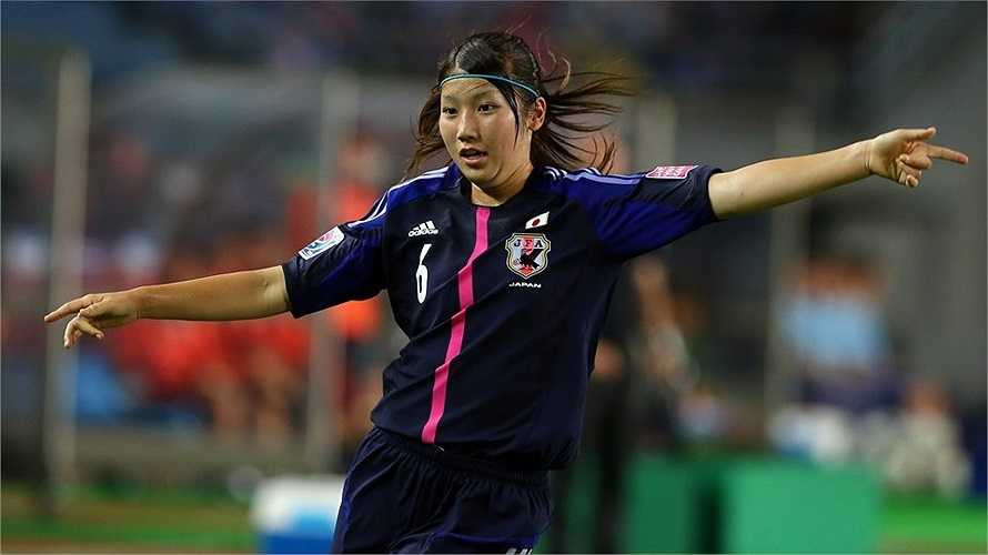 Ayu Nakada làm quen với trái bóng từ khi đang học cấp 2. 