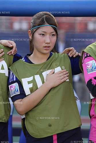 Những hình ảnh bên lề sân cỏ như thế này giúp Ayu ghi điểm trong mắt người hâm mộ