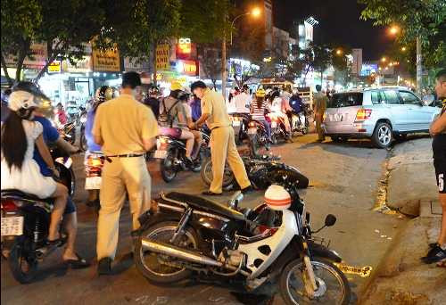 Ô tô 'điên' gây tai nạn liên hoàn, 5 người nguy kịch