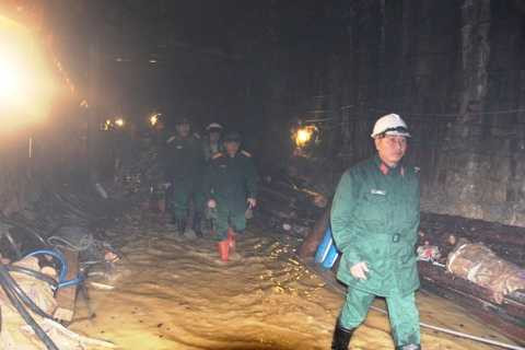 Sập hầm thủy điện Đạ Dâng: Nước rút, sức khỏe 12 công nhân ổn định