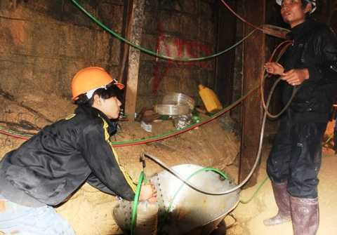 Sập hầm thủy điện Đạ Dâng: Nước rút, sức khỏe 12 công nhân ổn định