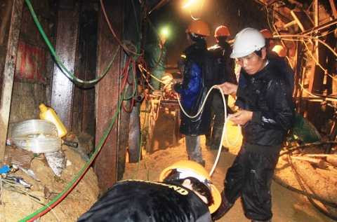 Sập hầm thủy điện Đạ Dâng: Nước rút, sức khỏe 12 công nhân ổn định