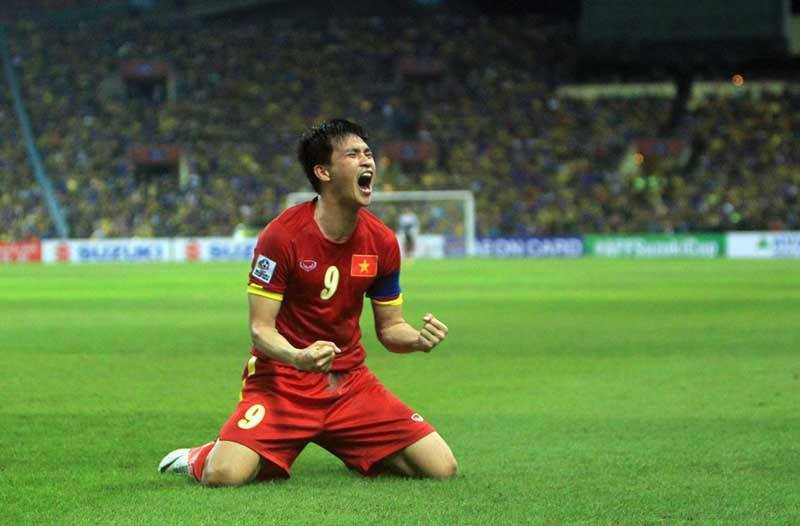 Công Vinh ăn mừng