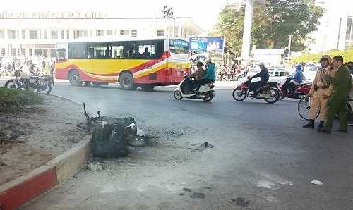 Xe máy bốc cháy dữ dội trên phố Hà Nội