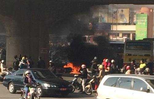 Xe máy bốc cháy dữ dội trên phố Hà Nội