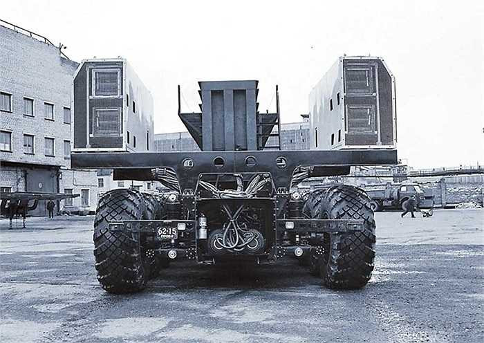 Tự trọng của chiếc MAZ-7907 là 65,8 tấn, tải trọng tối đa 150 tấn. Động cơ khỏe cho phép chiếc xe đi được trên địa hình xấu, thậm chí cả trên đường đất với tốc độ tối đa 25km/h. 