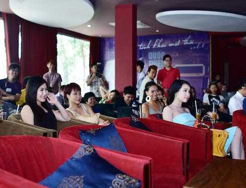 quốc thiên họp báo