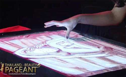 Nguyễn Thị Loan vẽ tranh cát