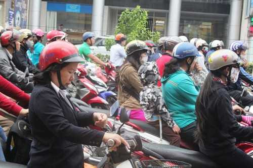 Sài Gòn trở lạnh, người dân thích thú mặc áo rét ra đường