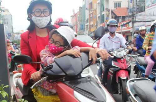 Sài Gòn trở lạnh, người dân thích thú mặc áo rét ra đường