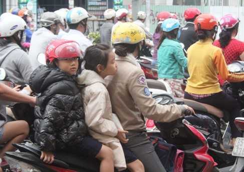 Sài Gòn trở lạnh, người dân thích thú mặc áo rét ra đường