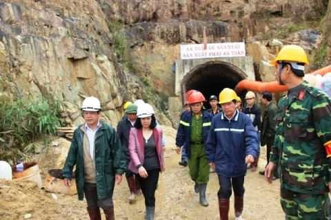 Sập hầm thủy điện Đạ Dâng: Đêm nay 12 công nhân sẽ được giải cứu 