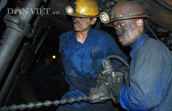 Sập hầm thủy điện Đạ Dâng: Thưởng nóng 100 triệu đồng cho 18 thợ đào hầm