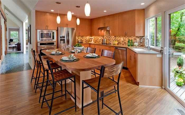 2. Không nên sử dụng các loại chổi lau thông thường. Với các loại chổi quét và chổi lau thông thường làm bằng chất liệu cứng sẽ dễ dàng làm xước bề mặt của sàn gỗ. Chính vì vậy bạn nên dùng loại chổi lau chuyên dụng hoặc khăn mềm sợi bông để vệ sinh mà không làm hỏng sàn.