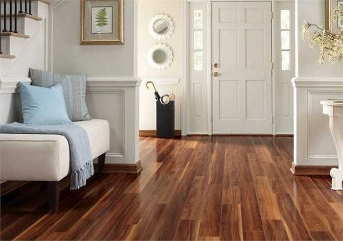 3. Tránh để nước tràn ra sàn Khi nước hay bất cứ loại chất lỏng nào tràn ra sàn gỗ bạn không nên để quá lâu mà phải lấy khăn khô hoặc giấy ăn để lau ngay lập tức để tránh cho sàn bị ngấm nước và xuất hiện nấm mốc sau này.