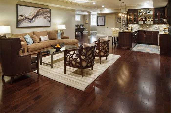 4. Lau sàn gỗ bằng nước nóng Sau một thời gian khi sàn gỗ cần được lau rửa thì nước nóng sẽ là chất tẩy rửa nhẹ nhàng mà hiệu quả nhất mà bạn nên sử dụng. Tất nhiên bạn nên dùng cùng với khăn, chổi lau và không nên đổ nước trực tiếp lên sàn.