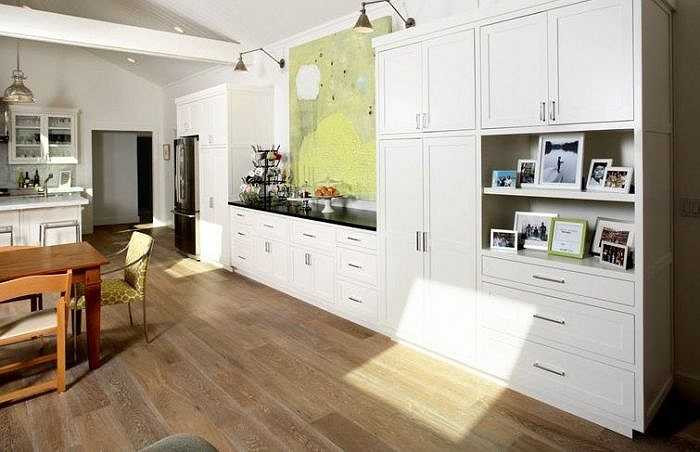 5. Dùng giấm để làm sạch và tăng độ bóng cho mặt sàn Khi mặt sàn bị bám bẩn và mất đi độ bóng thì hỗn hợp giấm và nước sẽ giúp bạn xóa sạch được các vết bẩn và làm cho mặt sàn sáng bóng trở lại. Mùi giấm cũng sẽ biến mất chỉ trong ít phút và bạn cũng có thể cho thêm một chút chanh, bạc hà hay tinh dầu vào hỗn hợp để tạo mùi thơm.