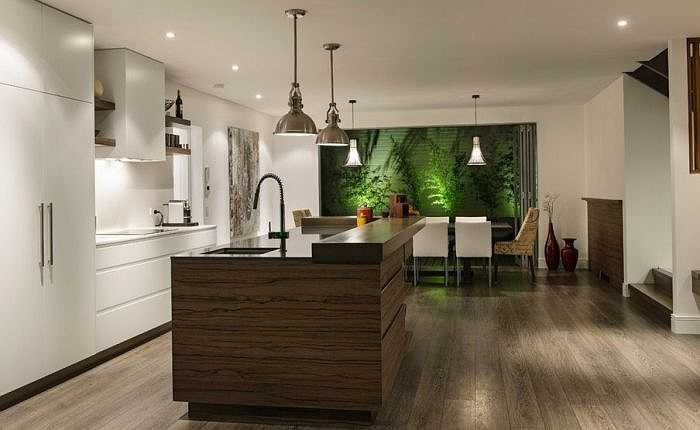 6. Dùng rượu hoặc axeton đối với những vết bẩn cứng đầu Với những vết bẩn như sơn móng tay, mực viết hay dầu mỡ thì chỉ cần pha chút rượu hoặc axeton với nước sau đó dùng khăn nhúng vào dung dịch rồi chà nhẹ lên vết bẩn, bạn hoàn toàn có thể xóa sạch chúng mà không lo làm hỏng bề mặt sàn.