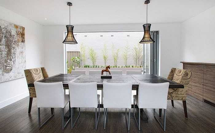 7. Lau chất dính bằng đá lạnh Trong trường hợp những vết bẩn là những chất dính khó lau sạch như kẹo cao su, keo dán... lời khuyên cho bạn là dùng đá viên để làm cứng các vết dính này lại sau đó dùng vật có cạnh sắc để cạo đi. Quan trọng là bạn cần phải khéo léo để không làm xước mặt sàn.