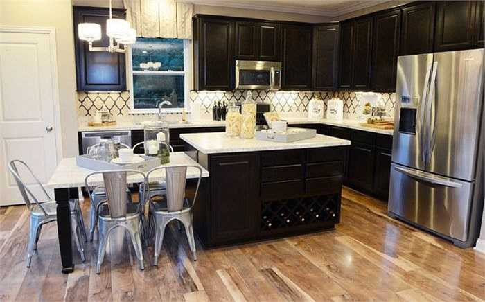 8. Không nên sử dụng máy đánh bóng Bạn không nên dùng những loại máy đánh bóng để làm sạch trên sàn gỗ. Nó sẽ phá hỏng toàn bộ mặt sàn và thậm chí bạn sẽ phải thay thế loại toàn bộ sàn nhà. Những loại máy này chỉ được sử dụng cho các loại sàn gỗ cứng.