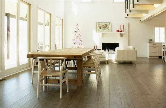 9. Không nên sử dụng các loại chất tẩy rửa mạnh Những loại chất tẩy rửa sẽ làm hỏng vĩnh viễn bề mặt của sàn gỗ và thậm chí gây ra cả những hiện tượng ăn mòn. Không nên dùng các loại chổi cọ lau làm bằng chất liệu cứng như thép, nhựa để chà lên các vết bẩn trên mặt sàn.