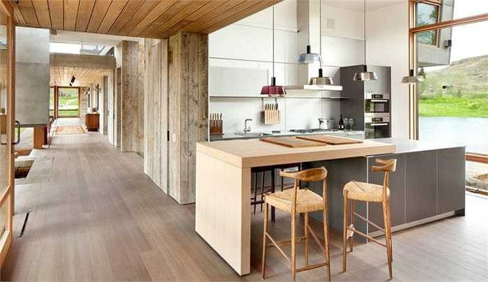 Dầu gội trẻ em là dung dịch an toàn nhất cho bạn sử dụng khi lau rửa sàn gỗ. Hòa một ít dầu gội với nước, sau đó ngâm một miếng bọt biển vào trong hỗn hợp rồi vắt bớt nước cho đến khi miếng bọt biển chỉ còn hơi ẩm để lau, bạn sẽ thấy thực sự ấn tượng với hiệu quả của cách làm này.