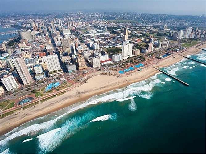 3. Durban, Nam Phi. Thành phố biển Durban thuộc KwaZulu-Natal của Nam Phi là bến cảng đông đúc nhất lục địa đen. Thành phố này cũng nổi tiếng với những ngọn sóng và bãi biển tuyệt đẹp. 