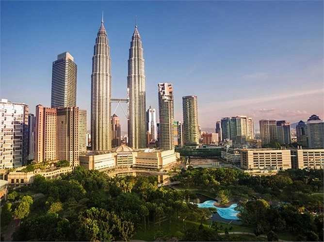 5. Kuala Lumpur, Malaysia. Kuala Lumpur, trung tâm văn hóa của Malaysia, nổi tiếng với những cao ốc chọc trời. Cao ốc Petronas Twin tại thành phố này là tháp đôi cao nhất thế giới. 
