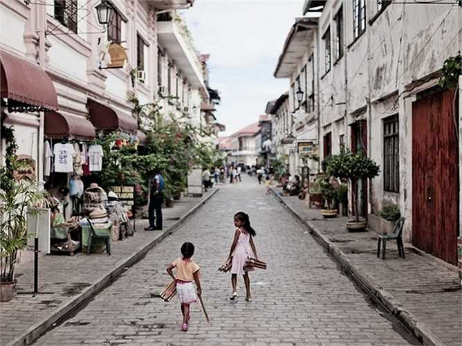 7. Vigan, Philippines. Vigan là một trong số ít thành phố mang phong cách từ thời thuộc địa Tây Ban Nha và Bồ Đào Nha còn lại Philippines. Vigan nổi tiếng với những con đường lát đá cuội và kiến trúc độc đáo. Thành phố này được UNESCO công nhận là di sản thế giới. 