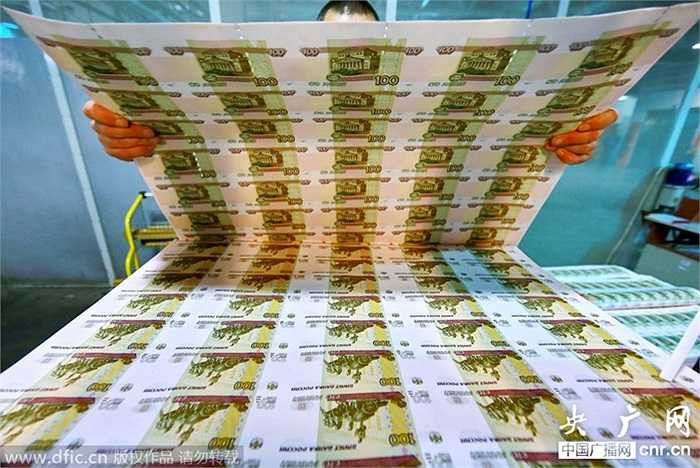 Những đồng 100 rúp vừa mới được in xong