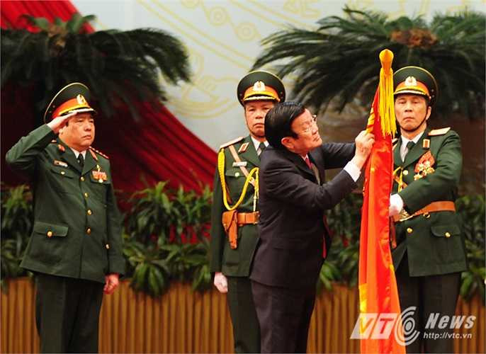 Chủ tịch nước Trương Tấn Sang trao Huân chương sao vàng lần thứ 5 cho Quân đội nhân dân Việt Nam
