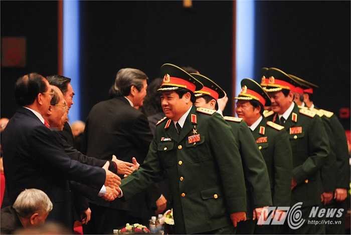 Các đại biểu Bộ Quốc phòng bắt tay lãnh đạo, cựu lãnh đạo cấp cao sau khi nhận Huân chương sao vàng lần thứ 5 do Chủ tịch nước trao tặng