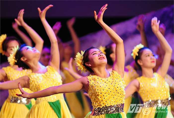 Buổi lễ cũng có những tiết mục nghệ thuật đặc sắc của các nghệ sĩ quân đội