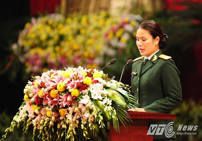 Thượng úy Đặng Thị Bích Trang, đại diện cho thế hệ trẻ trong quân đội phát biểu tại lễ kỷ niệm
