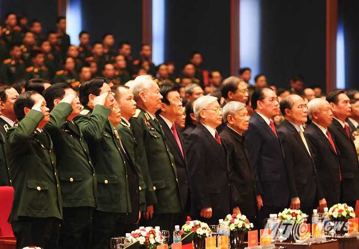 Các đại biểu làm lễ chào cờ tại lễ kỷ niệm sáng 20/12