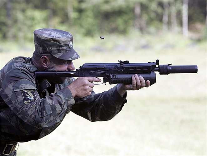 Binh sĩ bắn Bizon-2 trên thao trường