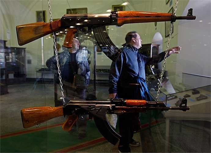 Những khẩu AK cổ trong bảo tàng pháo binh tại St. Petersburg