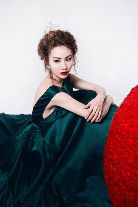 Ngân Khánh gợi cảm