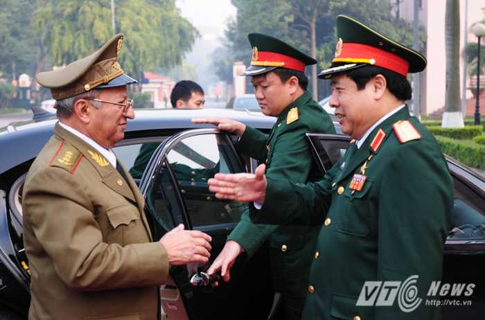 Bộ trưởng Lực lượng vũ trang Cuba duyệt đội danh dự QĐND Việt Nam