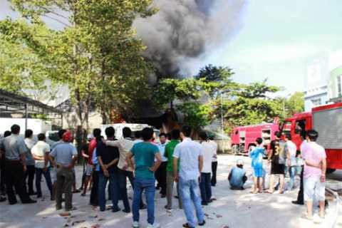 cháy tại kho phế liệu gần Trường Đại học Đồng Nai