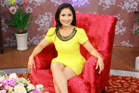 MC Cát Tường duyên dáng với bộ váy tươi trẻ.