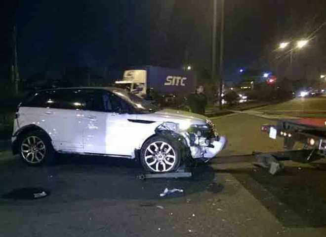 Dừng đèn đỏ, siêu xe Range Rover bị tông nát đầu trong đêm