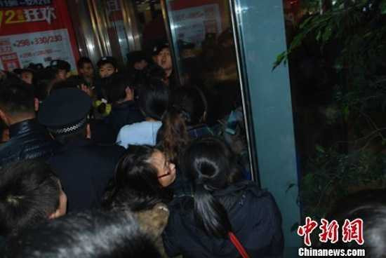 Người hâm mộ chật cứng tới gặp Phạm Băng Băng