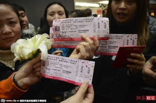  Fans bức xúc gây náo loạn vì mua vé vẫn không được vào gặp thần tượng