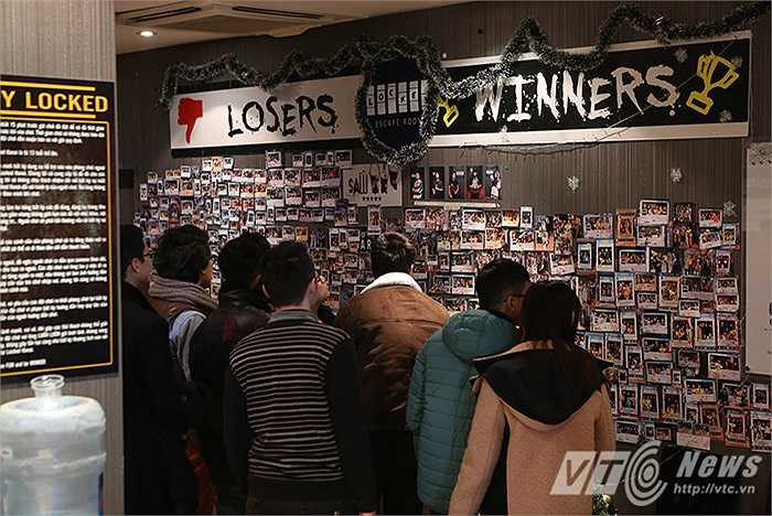 Dù mới xuất hiện tại Hà Nội chưa lâu nhưng trò chơi thực tế ‘Escape Room’ đã tạo thành một cơn sốt thực sự trong giới trẻ Hà Nội. Mỗi ngày có tới hàng trăm lượt người tới tham gia, vào những dịp cuối tuần, khách cũng phải đăng kí trước và chờ đến lượt chơi.