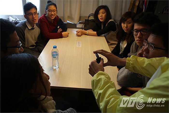 Người chơi sẽ được hướng dẫn cụ thể về cách thức của trò chơi, cũng như các điều kiện để đảm bảo an toàn trong khi chơi hoặc khi xảy ra sự cố.